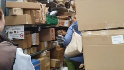 Chaos und lange Wartezeiten im Paketshop in Hernals (Bild: Marianne B., Krone KREATIV)