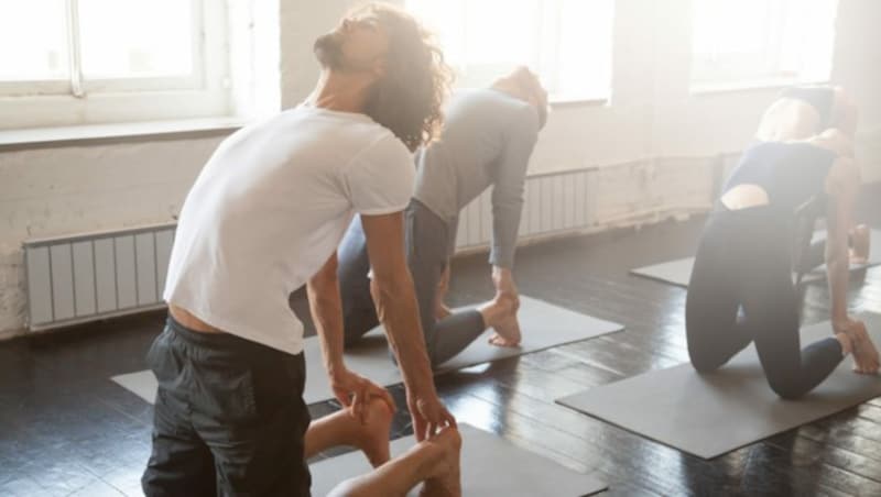 Bikram-Yoga wird in einem 40 Grad warmen Raum praktiziert (Bild: fizkes/stock.adobe.com)