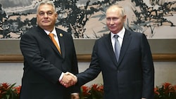 Ein Händedruck, der Europa empört: Viktor Orbán (li.) und Russlands Präsident Wladimir Putin im Oktober in Peking (Bild: AP)