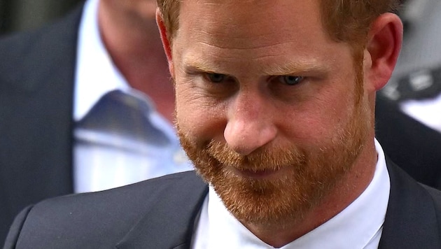 Prince Harry suffers a setback in his lawsuit against the Sun. He now has to explain what the deleted chats are all about. (Bild: APA/AFP/Daniel LEAL)