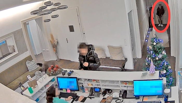 Während der eine Verdächtige die Assistentin ablenkte, schlich sich der zweite in die ...