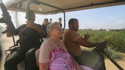 Die 85-jährige Yaffa Adar wirkte auf Bildern ihrer Entführung beinahe entspannt - nun erklärte sie, was ihr in diesen Momenten durch den Kopf ging. (Bild: Associated Press)
