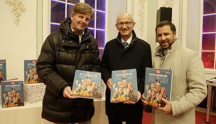 LH Anton Mattle (Mitte) und LHStv. Georg Dornauer (rechts) mit Claus Meinert, Chef der „Tiroler Krone“.