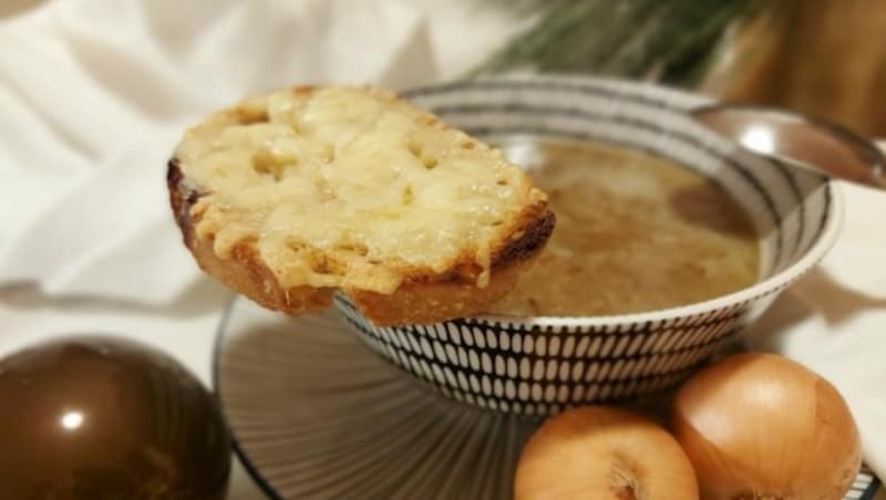 Eine heiße Suppe mit Zwiebel und Käse - zu Recht ein Klassiker aus Frankreich. (Bild: Angelika Drnek)