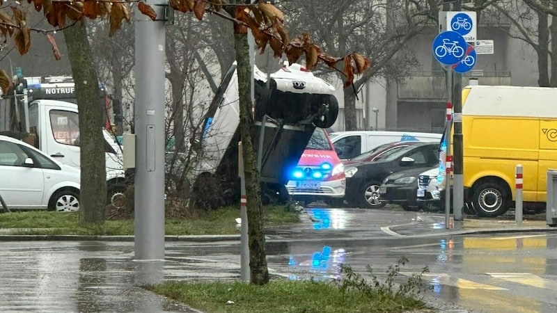 Nachdem die Frau rückwärts gegen das Schild gefahren war, dürfte sie anschließend mit der Stoßstange stecken geblieben sein.  (Bild: „Krone“-Leserreporter)