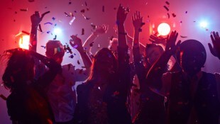 „Safer Clubbing“ lautet eine Forderung der Alternativen Liste Innsbruck. (Bild: stock.adobe.com - pressmaster)