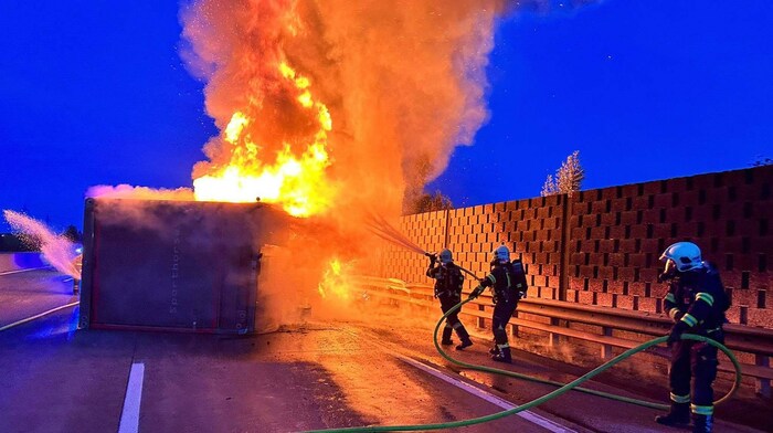 Der leere Pferdetransporter kippte auf der Westautobahn bei Haag zur Seite und begann dann zu ...