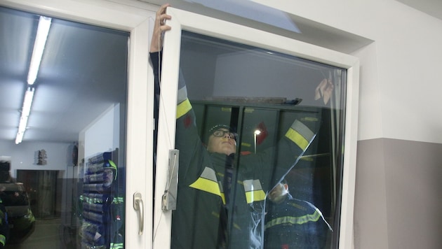 Zuletzt haben die Florianis in Maria Enzersdorf im Bezirk Mödling in einer Werkstatt geübt, wie man ein gekipptes Fenster im Einsatzfall möglichst schnell öffnen kann. (Bild: Freiwillige Feuerwehr Maria Enzersdorf)