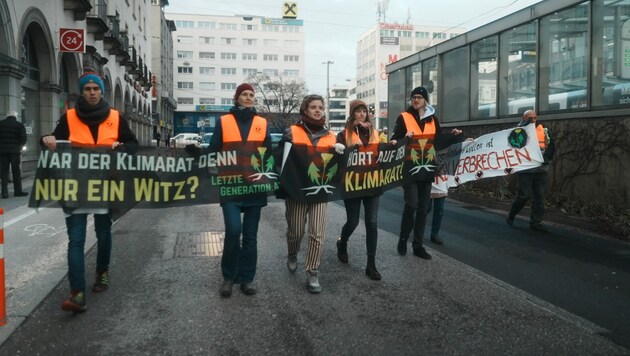 Von Urfahr aus gingen die Klimaaktivisten in Richtung Hauptplatz. (Bild: Letzte Generation Österreich)