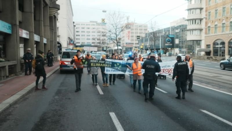 Die Polizei war schnell vor Ort. (Bild: Letzte Generation Österreich)