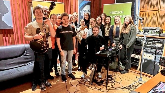 Jerry Meehan von der Robbie-Williams-Band zeigte am Musikpult mit Studierenden der ...