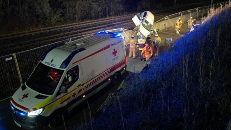 Die Lenkerin war mit ihrem Fahrzeug rund 90 Meter über eine steile Böschung abgestürzt. (Bild: Rotes Kreuz)