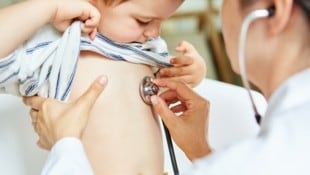 Im Bezirk Deutschlandsberg (Steiermark) gibt es derzeit nur einen Wahlarzt für Kinder- und Jugendheilkunde. (Bild: Robert Kneschke)