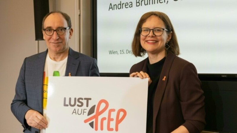 Von links: Gesundheitsminister Johannes Rauch und Aids-Hilfe-Wien-Geschäftsführerin Andrea Brunner (Bild: APA/BMSGPK/Mona Heinrich)