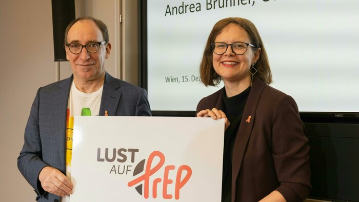Von links: Gesundheitsminister Johannes Rauch und Aids-Hilfe-Wien-Geschäftsführerin Andrea ...