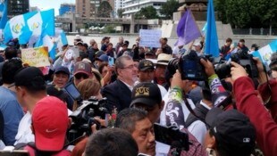 Der gewählte Präsident Guatemalas, Bernardo Arévalo, im Zentrum des Protestmarsches in der ...