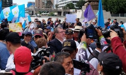 Der gewählte Präsident Guatemalas, Bernardo Arévalo, im Zentrum des Protestmarsches in der ...