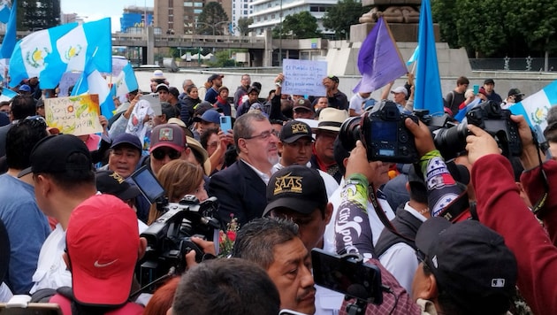 Der gewählte Präsident Guatemalas, Bernardo Arévalo, im Zentrum des Protestmarsches in der Hauptstadt (Bild: Robert Fröwein)