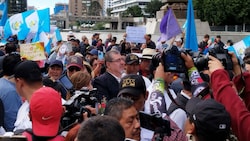 Der gewählte Präsident Guatemalas, Bernardo Arévalo, im Zentrum des Protestmarsches in der Hauptstadt (Bild: Robert Fröwein)