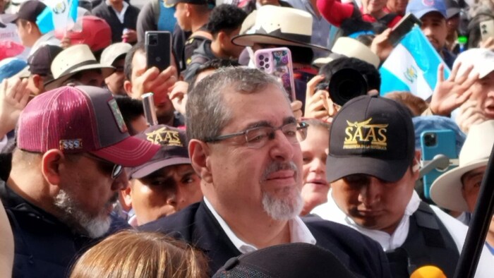 Präsident Bernardo Arévalo inmitten der Demonstranten