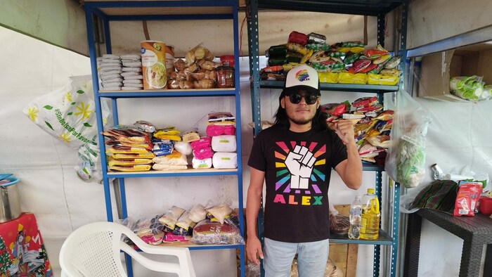 Alex Garcia Aguilar steht im Pavillon, wo er freies Essen für die Demonstranten ausgibt.