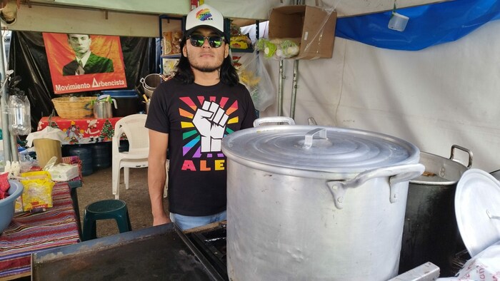 Alex Garcia Aguilar vor dem großen Kochtopf
