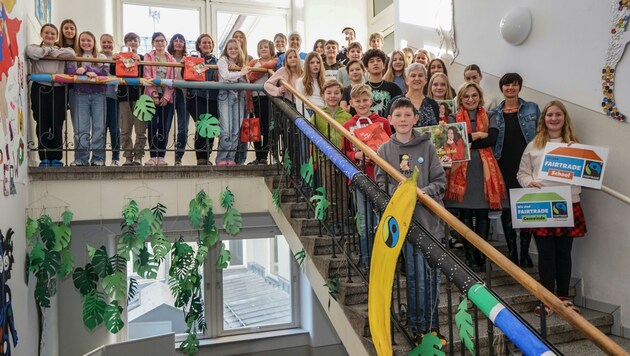 Ein süßes Dankeschön gab es für die Kinder der Mittelschule von Vertretern der Stadt Lienz. (Bild: Stadt Lienz/Lenzer)