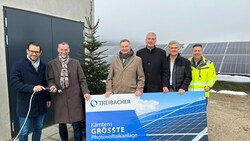 Die größte PV-Anlage in Kärnten kann nicht nur einen Christbaum mit Strom versorgen. LR Schuschnig, die Vorstände Haberl und Schmidtmayer und die Projektpartner waren bei der Einweihung. (Bild: Felix Justich)