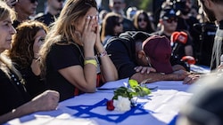 Die Verhandlungen über eine neue Waffenruhe im Gazastreifen und das Freilassen weiterer Geiseln kommen derzeit nicht voran (im Bild: Angehörige der israelischen Geiseln). (Bild: AFP)