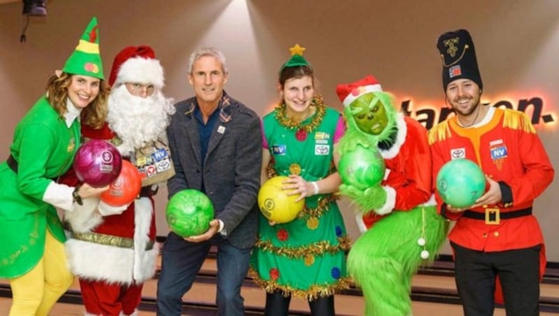 Elisabeth Aigner, Johannes Aigner, Michael Konsel, Barbara Aigner, Veronika Aigner und Nico Haberl (v.li. n.re.) beim X-Mas-Bowling der Sporthilfe. (Bild: GEPA Pictures)