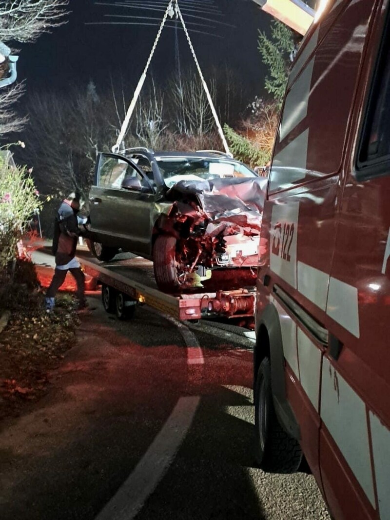 Der zerstörte Wagen des Unfalllenkers beim Abtransport. (Bild: FF Obermühlbach-Schaumboden)