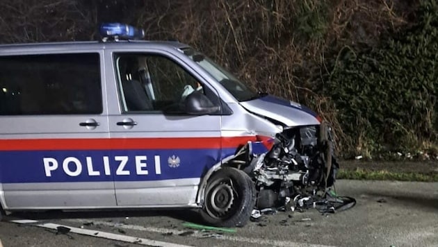 Der „Geisterfahrer“ krachte ungebremst in einer Kurve in den Streifenwagen. (Bild: FF Obermühlbach-Schaumboden)