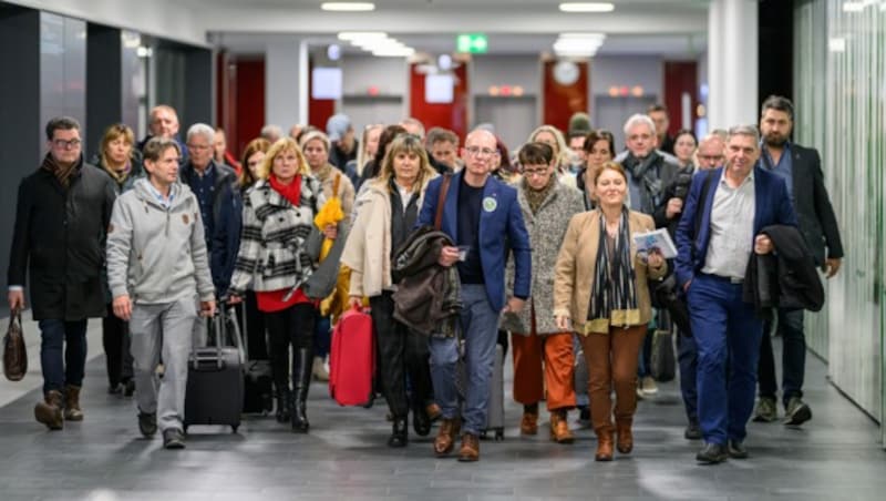 Die Enttäuschung ist den Teilnehmenden regelrecht anzusehen. (Bild: APA/MAX SLOVENCIK)