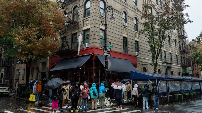 Menschen stehen vor dem Wohnhaus, das als Außenaufnahme der TV-Show „Friends“ diente, Schlange, ...