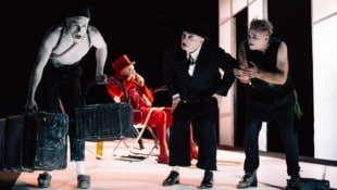 Warten auf Godot: Lucky (Nico Dorigatti), Pozzo (Stefan Jürgens), Wladimir (Bernhard Schir), Estragon (Marcus Bluhm) (Bild: Theater in der Josefstadt / Philine Hofmann)