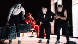 Warten auf Godot: Lucky (Nico Dorigatti), Pozzo (Stefan Jürgens), Wladimir (Bernhard Schir), ...