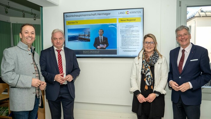 Andreas Lanner (ganz links) und Sarah Sturm-Landsfeldt von monitorwerbung bei der Übergabe der modernen Monitore mit Bezirkshauptmann Heinz Pansi und Landeshauptmann Peter Kaiser.