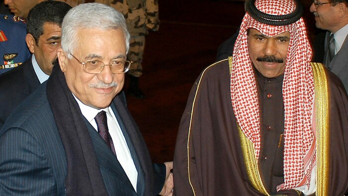 Palästinenser-Präsident Mahmoud Abbas mit Scheich Nawaf al-Ahmad al-Sabah, der damals noch Innenminister von Kuwait war.