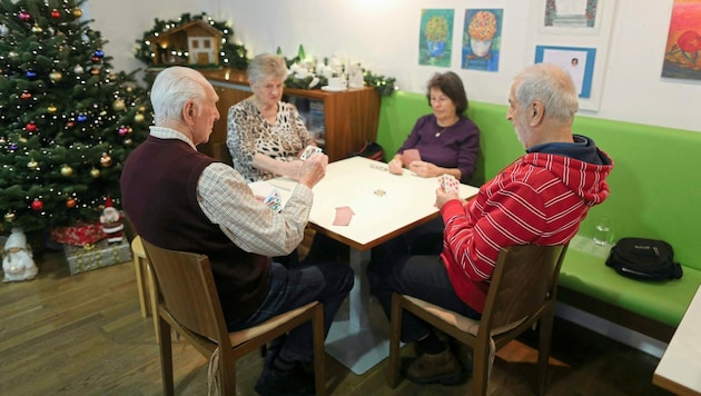 Gemeinsam Karten spielen - auch das ist Teil des Programms am Heiligen Abend.  (Bild: Gerhard Bartel)