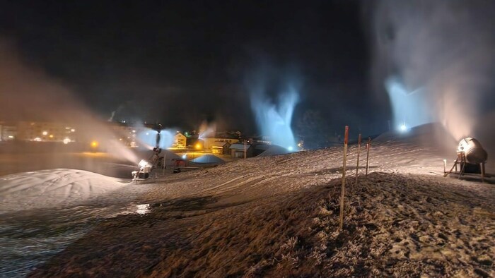Auch bei Nacht laufen die Schneekanonen.