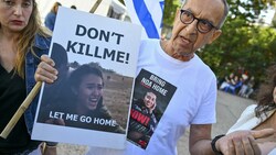 Nachdem versehentlich drei Geiseln von Israels Armee erschossen worden waren, protestierten Angehörige in Tel Aviv. (Bild: AFP)