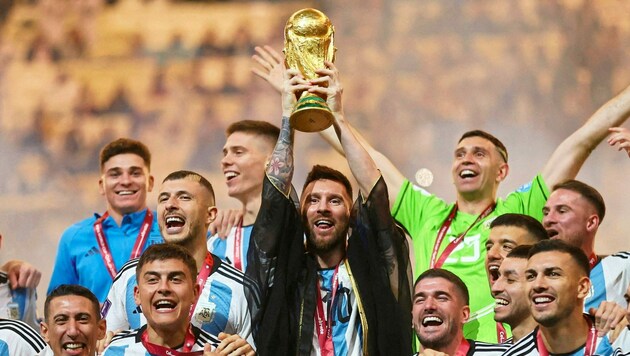 Ein Jahr nach dem WM-Triumph mit Argentinien kamen sechs Trikots, die Lionel Messi in Argentinien trug, für eine unglaubliche Summe unter den Hammer. (Bild: REUTERS)