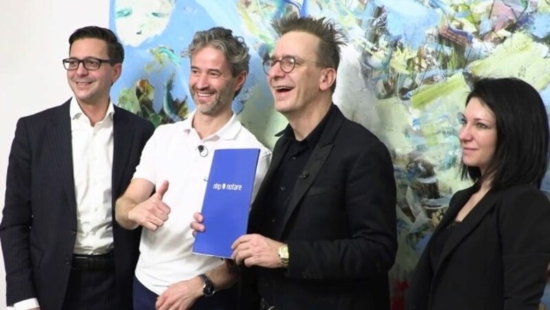 Gewinner Markus Putz (links) mit Immo-Millionär Gerald Hörhan. Auch die Nebenkosten vom Notartermin hat Hörhan für den Glückspilz übernommen! (Bild: krone.tv)