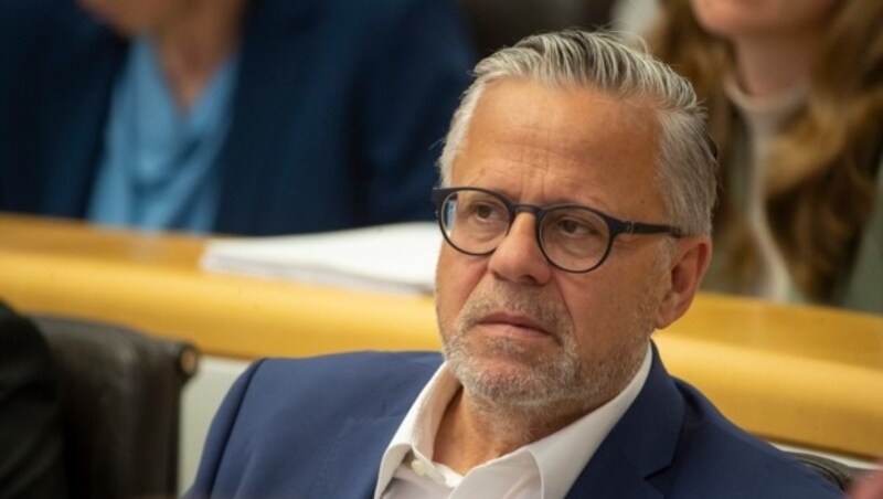 ÖVP-Klubchef Roland Frühstück schmetterte die Vorwürfe der Opposition ab. (Bild: Maurice Shourot)