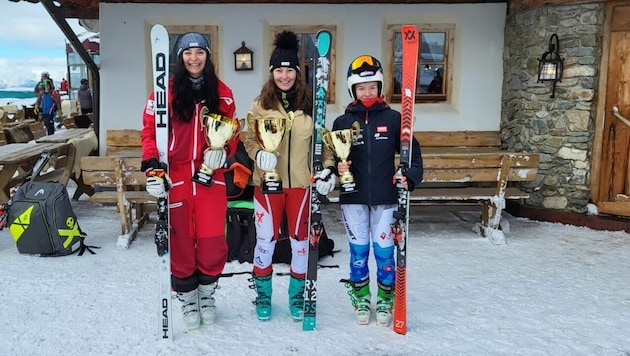 Leonie Lussnig (M.) überraschte nicht nur sich selbst in ihrer allerersten Saison als Skicrosserin. (Bild: zVg)