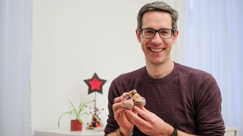 Stolzer, werdender Papa mit Babyschuhen in den Händen. (Bild: GEORG KURZ)