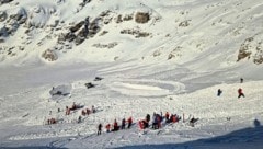 Einsatzkräfte und Wintersportler beim Lawinen-Abgang auf dem Mölltaler Gletscher (Bild: Peter Angermann)