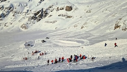 Einsatzkräfte und Wintersportler beim Lawinen-Abgang auf dem Mölltaler Gletscher (Bild: Peter Angermann)