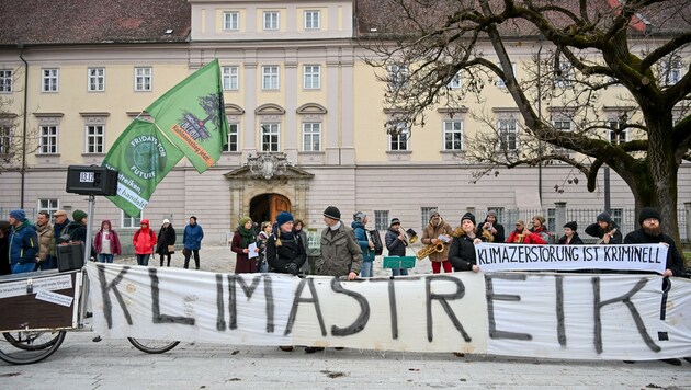 „Fridays for Future“-Aktivisten am Samstag vorm Landhaus (Bild: Dostal Harald)