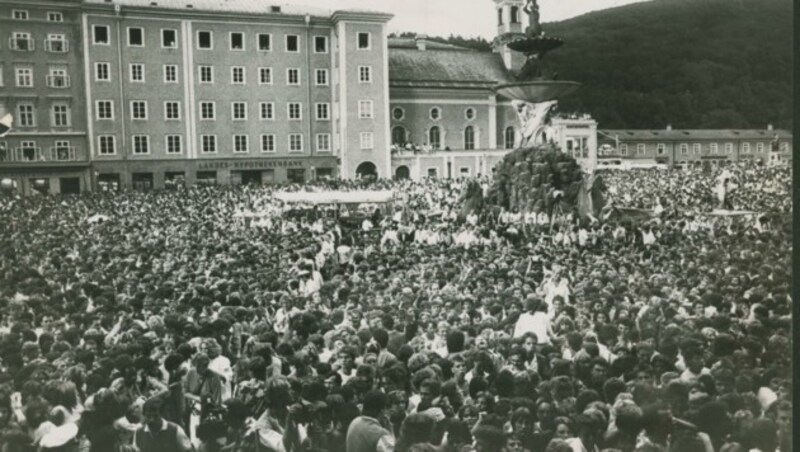 Unvergessen: Austropop-Star Falco lockte 25.000 Fans auf den Residenzplatz (Bild: Harry Zeilinger)